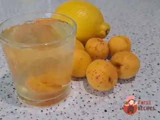 Абрикосовий компот з лимоном та імбиром на зиму.