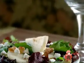 Теплий салат з козиним сиром, волоськими горіхами та грушею