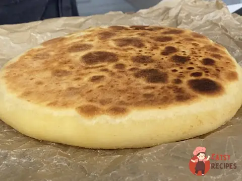 Коржик з сиром і картоплею на сковороді