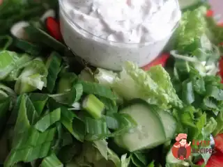 Зелений салат з полуницею