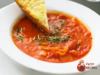 Суп з томатів з копченим беконом із часниковими грінками