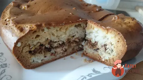 Швидкий пиріг з рибними консервами