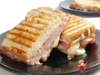 Сендвічі з яблуками, шинкою та чеддером