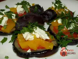 Запечені баклажани з болгарським перцем, помідорами та бринзою.