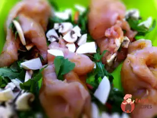 Курячі рулети з в'яленими томатами, спаржею та руколою