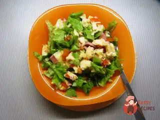 Омлет з шинкою, помідорами та салатом айсберг