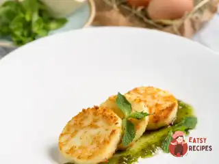 Домашні сирники з карамельним соусом