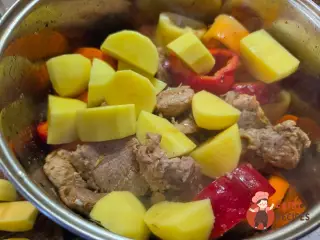 Крок 11: Свинина, тушкована з овочами