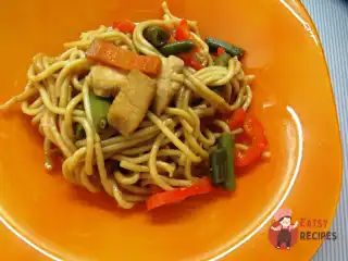 Локшина з куркою, овочами та соєвим соусом