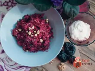 Буряк з чорносливом та йогуртом