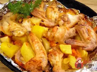 Курячі крила з овочами в духовці