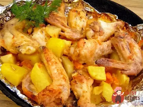 Курячі крила з овочами в духовці