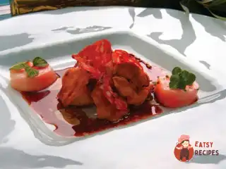 Лисички з хрумкою салямі в соусі з червоного вина з кмином і коріандром