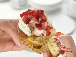 Лимонний капкейк з пюре з ревеню та кремом з маскарпоне