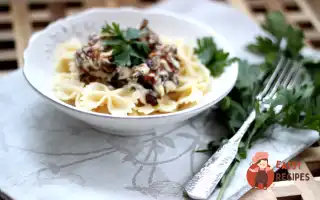 Фарфалле З Лисичками Та Соусом Із Блакитного Сиру