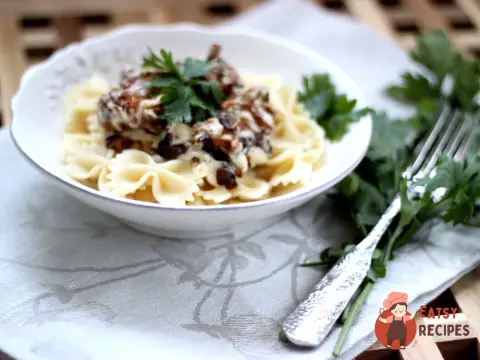 Фарфалле з лисичками та соусом із блакитного сиру