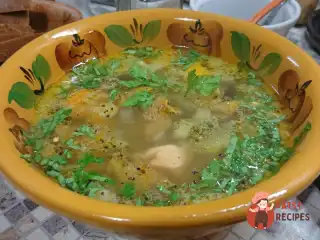 Суп з лисичками, сьомгою та солоним огірком