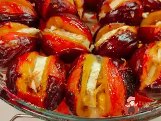 Сливи запечені з сиром бри та горіхами.