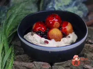 Пончики з соусом із чорної смородини та згущеним молоком