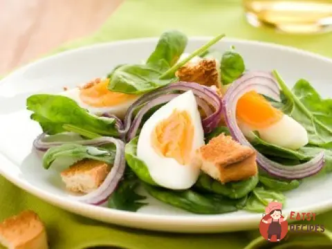 Теплий салат зі шпинату з часниковими грінками