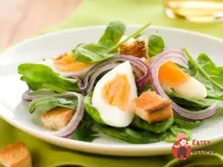 Теплий салат зі шпинату з часниковими грінками