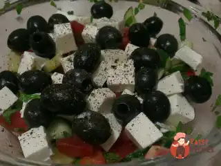 Грецький салат із зеленню