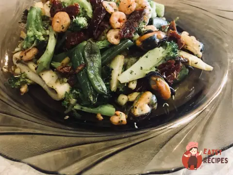 Морський коктейль з овочами