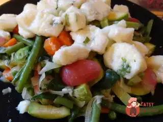 Сирні ньокки на овочевій подушці з вершково-рокфоровим соусом