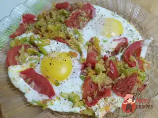 Яєчня з тертим кабачком і помідором