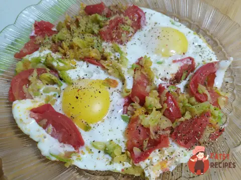 Яєчня з тертим кабачком і помідором