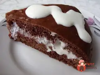 Шоколадний бісквіт з кремом та волоськими горіхами