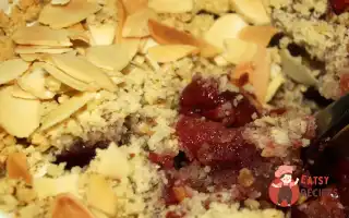Яблучний Крамбл З Вишнею Та Мигдалем
