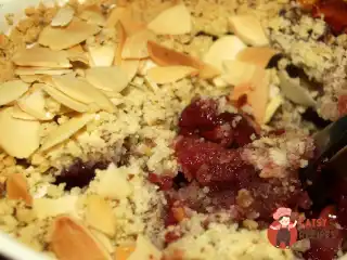 Яблучний крамбл з вишнею та мигдалем