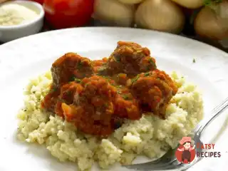 Кускус з рагу з баранини та томатним соусом з пелюстками троянд.