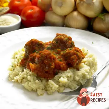 Кускус з рагу з баранини та томатним соусом з пелюстками троянд.