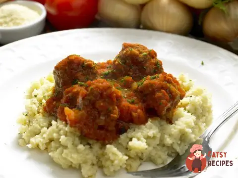 Кускус з рагу з баранини та томатним соусом з пелюстками троянд.