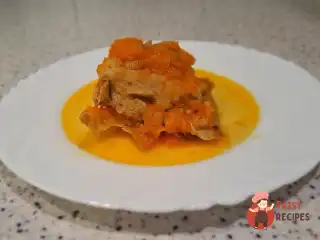 Курка, тушкована з морквою та гарбузом