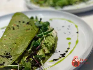 Нутовий креп із зеленими овочами та сметаною з кеш'ю