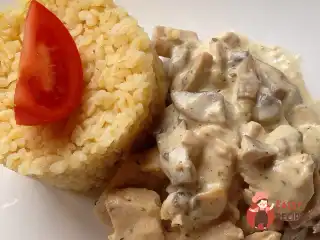 Індичка з грибами у вершковому соусі з булгуром