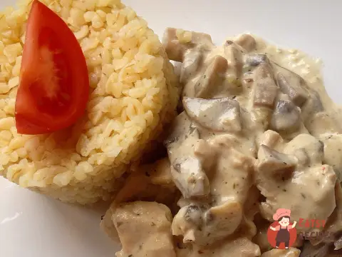 Індичка з грибами у вершковому соусі з булгуром