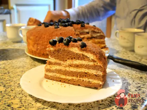 Лимонний торт з корицею та вершковим кремом