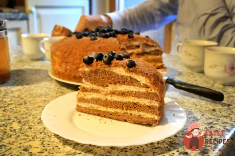 Лимонний торт з корицею та вершковим кремом