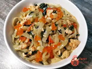 Вершкове кето-паста з фореллю та шпинатом.