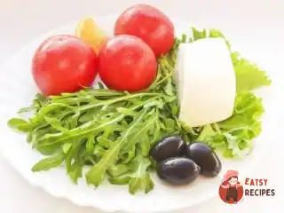 Салат з руколи та помідорів