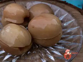 Мочені яблука з вишневим листям