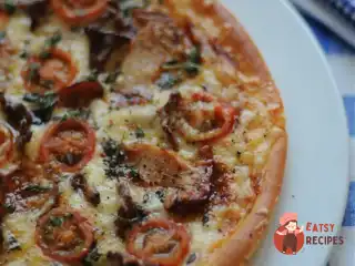 Піца з лісовими грибами та молодим чебрецем