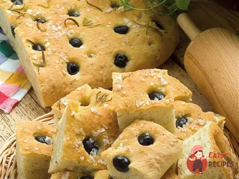 Фокачча з оливками та розмарином