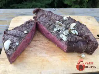 Стейки з яловичини на вугіллі