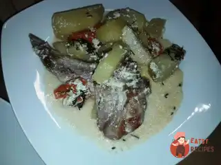Кролик тушкований у сметані з картоплею та розмарином