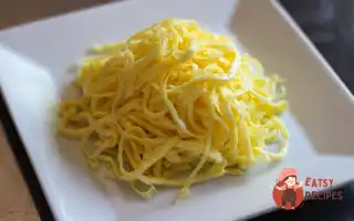 Обсмажена Локшина З Яйцем, Кунжутом Та Соєвим Соусом